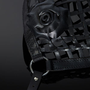 Détail sur la Rose du Packshot de Devant d'un Masque en Lanières en Cuir et Rose en Cuir couleur Noir