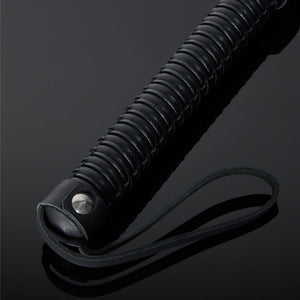 Détail sur le Manche du Packshot d'un Martinet en Cuir couleur Noir