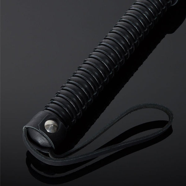 Détail sur le Manche du Packshot d'un Martinet en Cuir couleur Noir