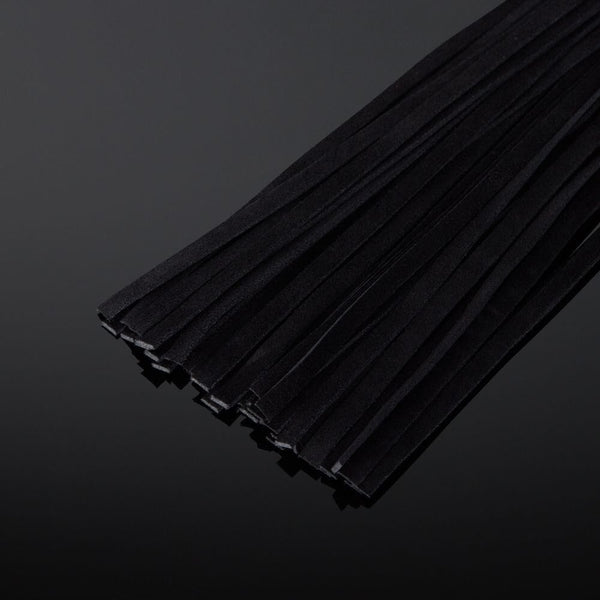 Détail sur les Lanières du Packshot d'un Martinet en Cuir couleur Noir