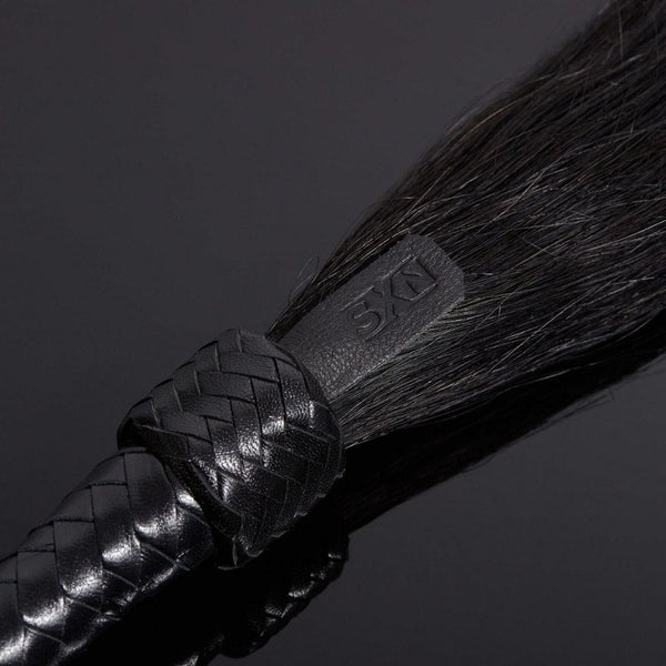 Détail du Packshot d'un Fouet en Cuir et Poils de Cheval couleur Noir