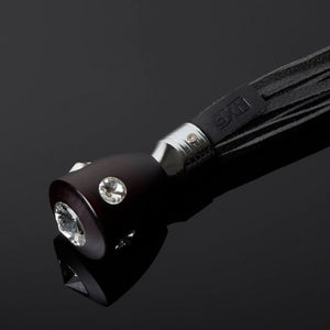 Détail sur le Manche du Packshot d'une Martinet avec Lanières en Cuir couleur Noir et Manche avec Cristaux
