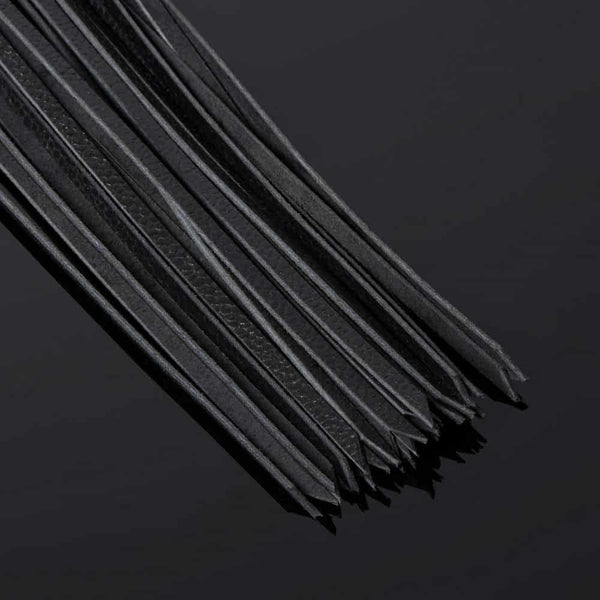 Détail sur les Lanières du Packshot d'une Martinet avec Lanières en Cuir couleur Noir et Manche avec CristauxArgent