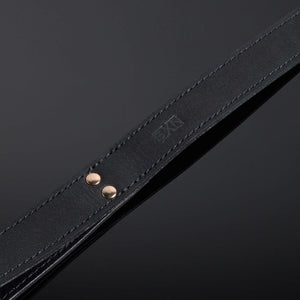 Détail du Packshot d'une Laisse en Cuir Nubuck couleur Noir