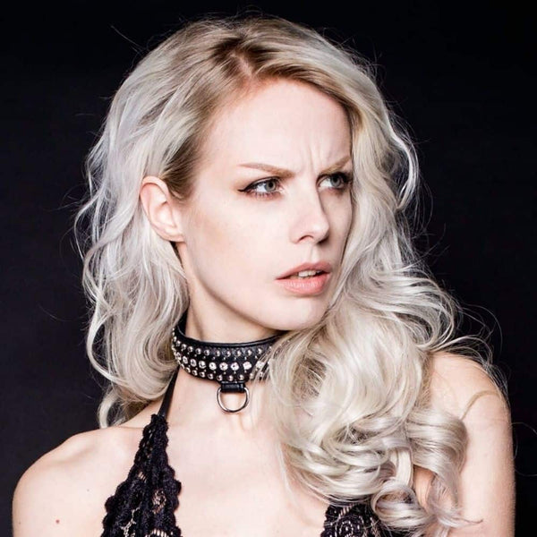 Photo Gros Plan d'une Femme avec un Collier Bondage Cristaux