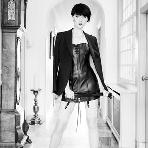 Photo d'une Femme Robe style Corset détail Lacet et Fouet en Cuir de Vachette et métal Noir Souple.