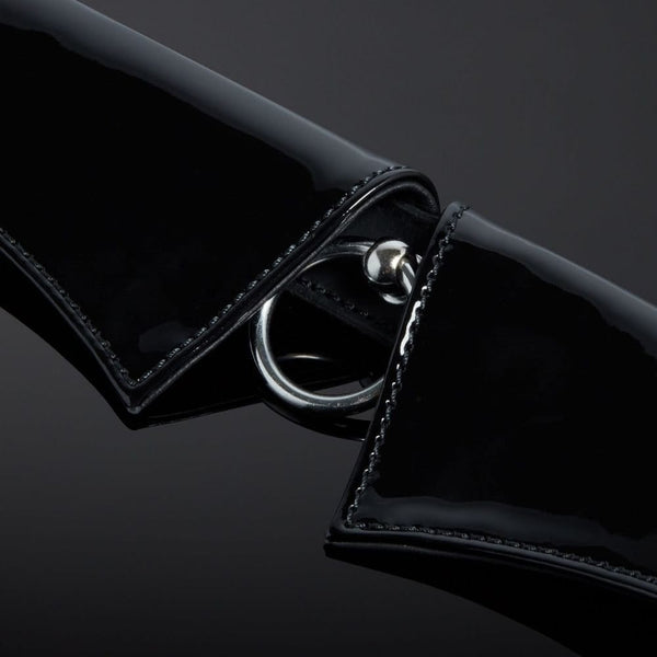 Photo Packshot Détail Attache Métal Collier Bondage Cuir Vernis Noir