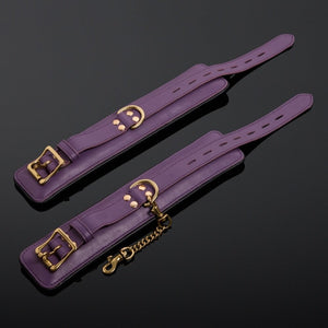 Menottes Poignets en Cuir de Vachette Violette attaches reliées par une chaîne double mousqueton en métal Doré et fermeture à boucle réglable
