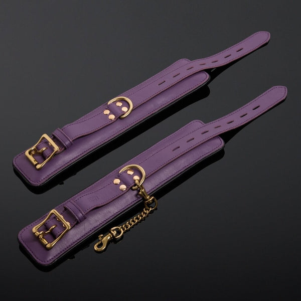 Menottes Poignets en Cuir de Vachette Violette attaches reliées par une chaîne double mousqueton en métal Doré et fermeture à boucle réglable