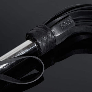 Détail du Packshot d'un Martinet en Cuir Noir avec Manche Argent