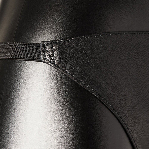 Culotte en cuir noir House of SXN, design minimaliste et épuré avec triangle de cuir posé bas sur les hanches. Un accessoire de luxe pour une allure provocante et confortable.