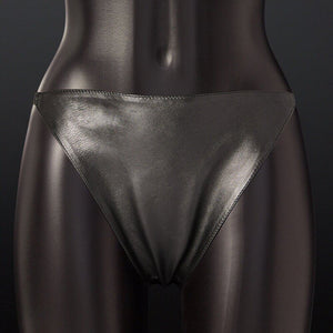 Culotte en cuir noir House of SXN, design minimaliste et épuré avec triangle de cuir posé bas sur les hanches. Un accessoire de luxe pour une allure provocante et confortable.