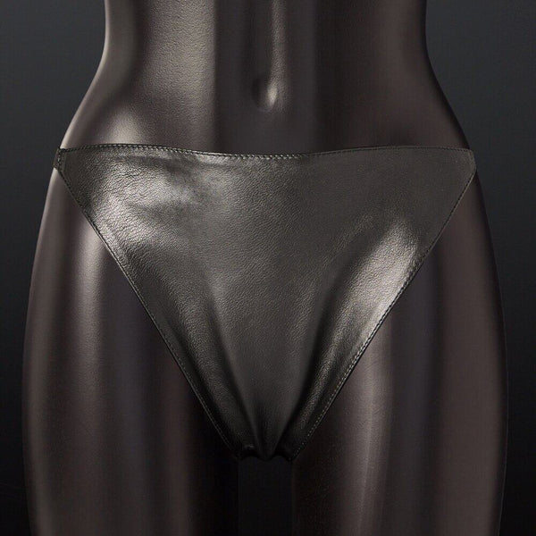 Culotte en cuir noir House of SXN, design minimaliste et épuré avec triangle de cuir posé bas sur les hanches. Un accessoire de luxe pour une allure provocante et confortable.