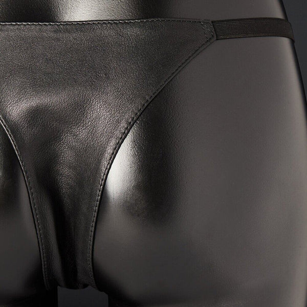 Culotte en cuir noir House of SXN, design minimaliste et épuré avec triangle de cuir posé bas sur les hanches. Un accessoire de luxe pour une allure provocante et confortable.