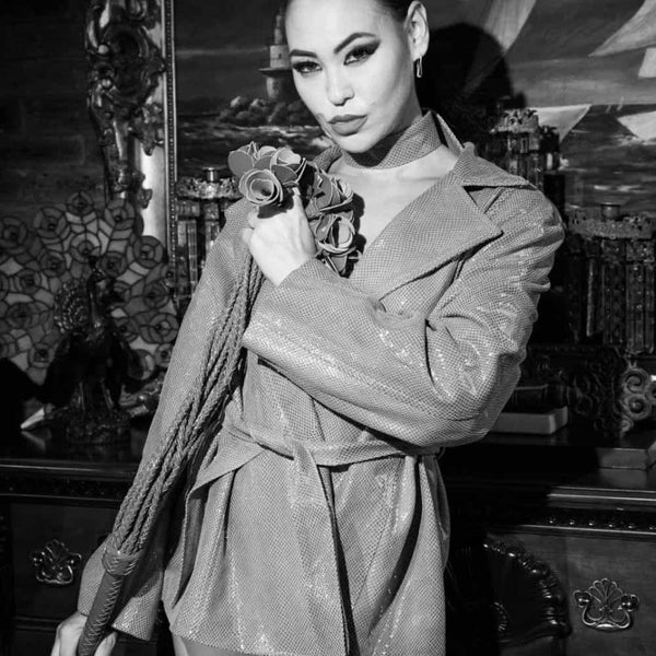 Fouet Rosa Sanguine HOUSE OF SXN, cuir verni rouge, douze lanières tressées, rose en cuir, BDSM de luxe, fabriqué à la main à Palm Beach, plaisir raffiné et sophistiqué.