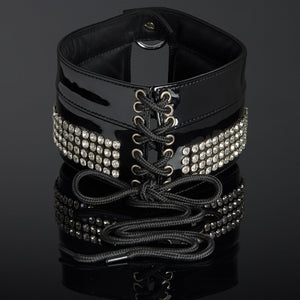 Collier de Posture en Cuir verni noir la structure interne est rigide et la doublure est en peau de mouton rembourrée Orné de 184 cristaux sertis à la main