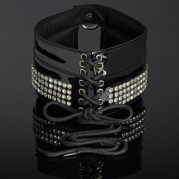 Collier de Posture en Cuir verni noir la structure interne est rigide et la doublure est en peau de mouton rembourrée Orné de 184 cristaux sertis à la main