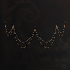 L’accessoire chaîne AIMÉE rehausse votre lingerie avec une touche précieuse et raffinée. Ses chaînes dorées délicates, dotées de clips sophistiqués, s’attachent facilement au soutien-gorge long AIMÉE pour un effet bijou subtil. Conçu pour sublimer votre silhouette, il allie glamour et élégance intemporelle. Entièrement fabriqué à la main, il incarne l’art du détail et du luxe.