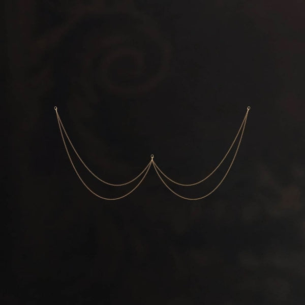 L’accessoire chaîne AIMÉE sublime votre lingerie avec une touche précieuse et sophistiquée. Ses délicates chaînes dorées, dotées de clips raffinés, s’attachent facilement pour un effet bijou élégant. Conçu pour rehausser la culotte brésilienne AIMÉE, il apporte glamour et sensualité. Son design délicat souligne la silhouette avec finesse. Entièrement fabriqué à la main, il incarne l’élégance et le luxe.