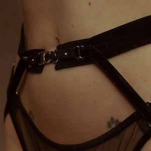 Détail d'une Femme de 3/4 portant un String Résille et des Porte-Jarretelles en Lanières élastiques Velours couleur Noir