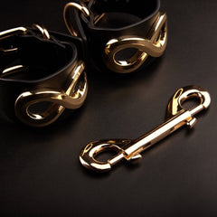 Menottes SEVERA IINFYNII en cuir noir avec anneaux métalliques, set de bracelets ajustables au design graphique, accessoire de corps haut de gamme, sélection Brigade Mondaine Paris