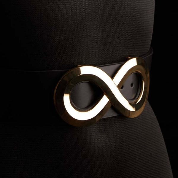 Ceinture AELLIA IINFYNII noire avec fermoir métallique en forme d’infini portée à la taille, accessoire graphique et contemporain proposé par Brigade Mondaine Paris