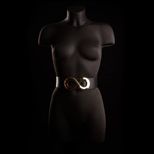Ceinture AELLIA IINFYNII noire avec fermoir métallique en forme d’infini portée à la taille, accessoire graphique et contemporain proposé par Brigade Mondaine Paris