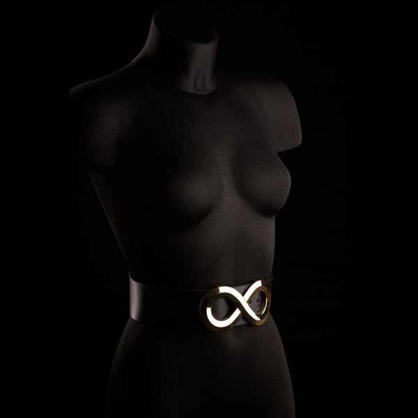 Ceinture AELLIA IINFYNII noire avec fermoir métallique en forme d’infini portée à la taille, accessoire graphique et contemporain proposé par Brigade Mondaine Paris