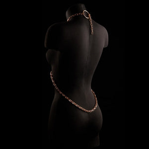 Chaîne de corps ARIA IINFYNII en métal doré portée sur un bustier noir, accessoire graphique et structurant proposé par Brigade Mondaine Paris