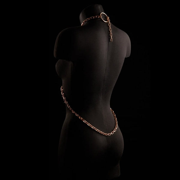 Chaîne de corps ARIA IINFYNII en métal doré portée sur un bustier noir, accessoire graphique et structurant proposé par Brigade Mondaine Paris