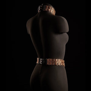 La ceinture bijou ARIA de la maison IINFYNII s’impose comme une pièce de tension et de contraste. Le jeu entre matière mate et chaînes métalliques crée une ligne graphique nette, pensée pour souligner la taille avec autorité. À mi-chemin entre accessoire et bijou, elle structure la silhouette et apporte une dimension presque cérémonielle à l’allure. Portée seule ou en superposition, ARIA affirme un langage visuel radical, précis, sans compromis.