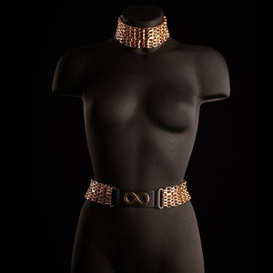 Ceinture bijou ARIA IINFYNII avec chaînes métalliques et base noire structurante, accessoire graphique porté à la taille proposé par Brigade Mondaine Paris