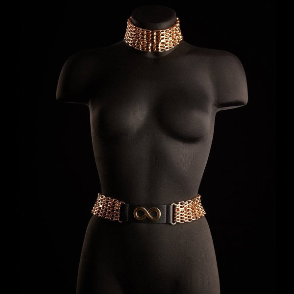 Ceinture bijou ARIA IINFYNII avec chaînes métalliques et base noire structurante, accessoire graphique porté à la taille proposé par Brigade Mondaine Paris