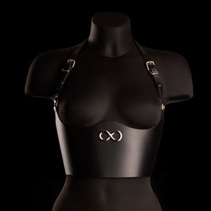 Bustier Neria noir en cuir IINFYNII présenté chez Brigade Mondaine Paris, porté sur mannequin, coupe ajustée sous la poitrine, bretelles fines réglables et bijou central doré.