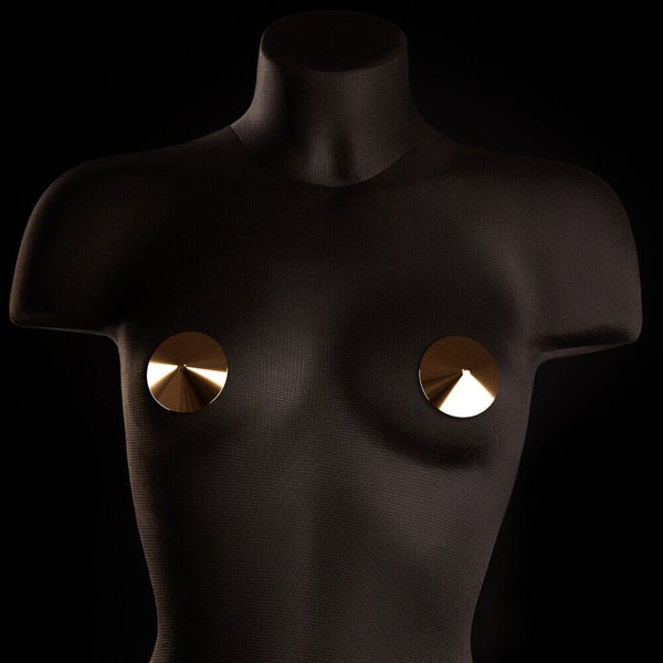 Cache tétons NOCTIA IINFYNII en métal doré à finition brillante, accessoires minimalistes portés sur le buste, sélection Brigade Mondaine Paris