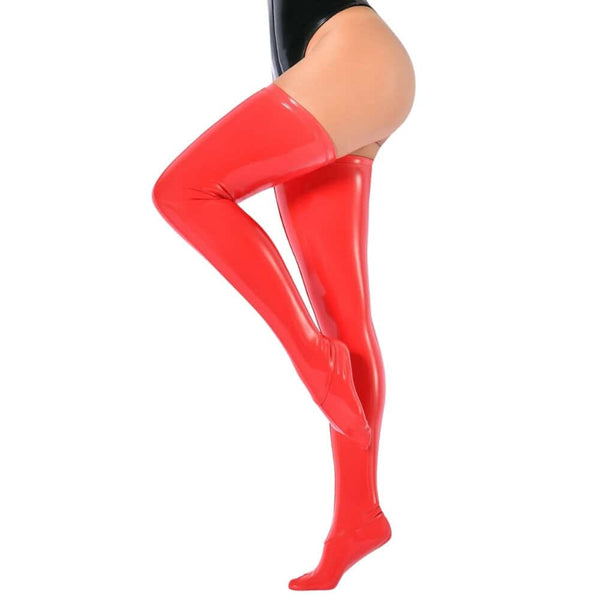 Bas Datex rouges CATANZARO à finition brillante effet latex, portés sur modèle, accessoire haut de gamme proposé par Brigade Mondaine.