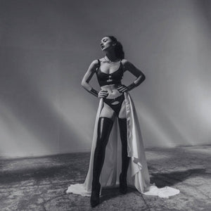 Brassière et tanga Luxure CATANZARO portés sur modèle, en tulle noir avec découpes graphiques et finitions lisses, ensemble haut de gamme proposé par Brigade Mondaine.