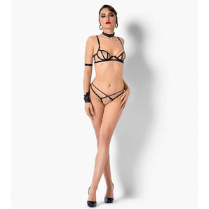 Soutien-gorge et string Orgueil CATANZARO portés sur modèle, avec sangles noires graphiques et lignes structurées, ensemble haut de gamme proposé par Brigade Mondaine.