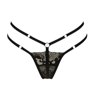 Set Soutien-Gorge, String et Porte-Jarretelles Fallon CATANZARO en dentelle noire et lanières ajustables, porté avec bas, sélection Brigade Mondaine.