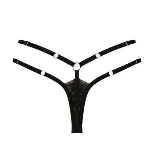 Set Soutien-Gorge, String et Porte-Jarretelles Fallon CATANZARO en dentelle noire et lanières ajustables, porté avec bas, sélection Brigade Mondaine.