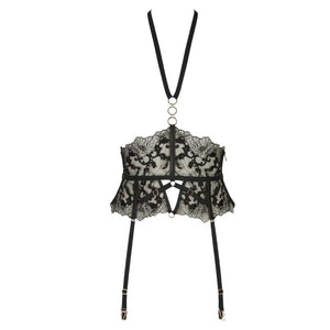 Set Soutien-Gorge, String et Porte-Jarretelles Fallon CATANZARO en dentelle noire et lanières ajustables, porté avec bas, sélection Brigade Mondaine.