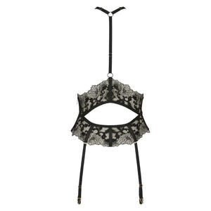Set Soutien-Gorge, String et Porte-Jarretelles Fallon CATANZARO en dentelle noire et lanières ajustables, porté avec bas, sélection Brigade Mondaine.