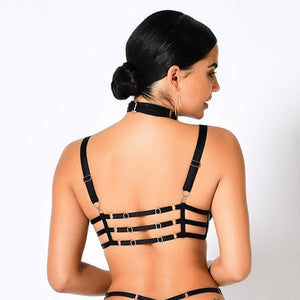 String Fallon CATANZARO noir, lanières multiples et détails en dentelle à l’avant, porté avec bas, sélection Brigade Mondaine.