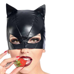 Masque chat wetlook CATANZARO noir porté avec une combinaison assortie, accessoire au style félin et audacieux proposé par Brigade Mondaine, sur fond blanc.