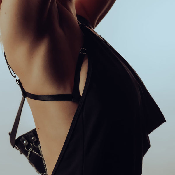 Robe convertible en jersey de bambou avec soutien-gorge ouvert harnais amovible. Col drapé élégant, bretelles fines, design adaptable à toutes les silhouettes. Lingerie LALITA, luxe et sensualité.