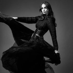 Robe en tulle noir fluide associée à un corset en cuir avec chaînes en acier inoxydable sur les côtés. Une alliance de légèreté et de structure pour un look élégant et affirmé.