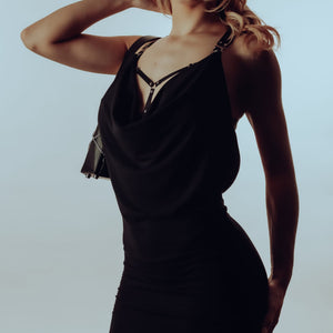 Robe convertible en bambou avec soutien-gorge harnais amovible, associée à un sac à main en cuir corseté avec détails en argent sterling et intérieur en daim violet. Audace, élégance et modularité.