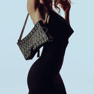 Robe convertible en bambou avec soutien-gorge harnais amovible, associée à un sac à main en cuir corseté avec détails en argent sterling et intérieur en daim violet. Audace, élégance et modularité.