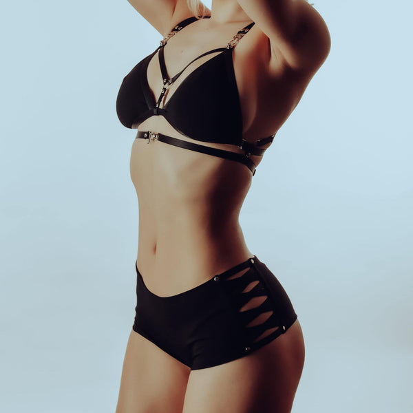 Corset boyshorts en bambou avec lacet satin et fermeture porte-jarretelles, soutien-gorge harnais strappy en bambou avec fermeture porte-jarretelles. Confort, ajustement parfait et sensualité raffinée.