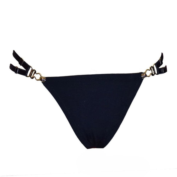 String harnais noir minimaliste avec ceintures fines et fermetures de porte-jarretelles.